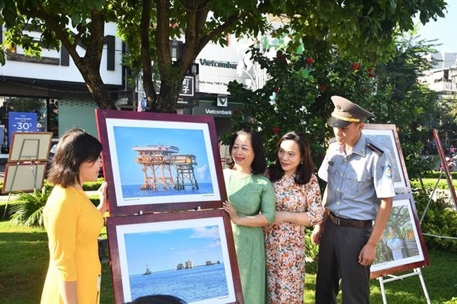Some visitors to the photo exhibition on Hoang Sa and Truong Sa in Quang Ngai province on August 19 (Photo: VNA)