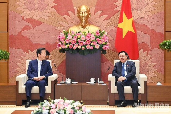 National Assembly Chairman Vuong Dinh Hue receives Komeito paty Chief Representative Yamaguchi Natsuo in Hanoi on August 23 (Photo: NDO)
