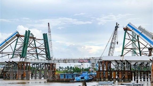 The final sections of the Tran Hoang Na bridge spanning Can Tho River in the Mekong Delta city of Can Tho were linked on August 26 (Photo: VNA).