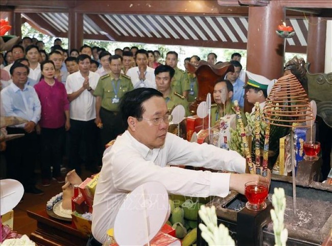 State President Vo Van Thuong offered incense to President Ho Chi Minh at the late leader’s temple on Ba Vi Mountain in the outskirts of Hanoi on August 27. (Photo: VNA)