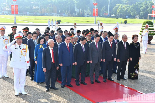 President Vo Van Thuong, Prime Minister Pham Minh Chinh, NA Chairman Vuong Dinh Hue and other senior leaders pay tribute to President Ho Chi Minh (Photo: NDO)