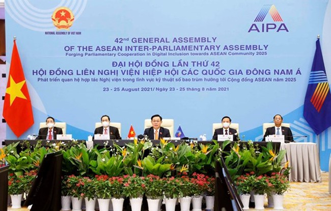 NA Chairman Vuong Dinh Hue (middle) and the Vietnamese delegation attend the 42nd AIPA from Hanoi. (Photo: VNA)