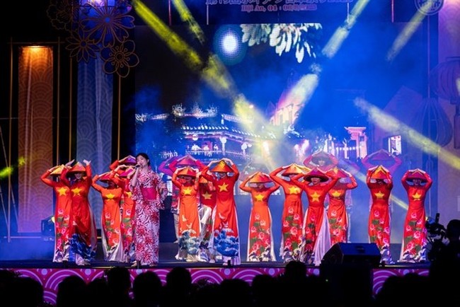 A series of cultural activities are also held during the festival (Photo:baovanhoa.vn)