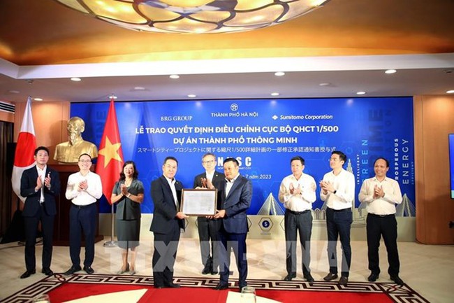 Chairman of the Hanoi People’s Committee Tran Sy Thanh hands over the decision on adjustments to the detailed planning of the smart city project to a leader of Sumitomo Group (Photo: VNA)