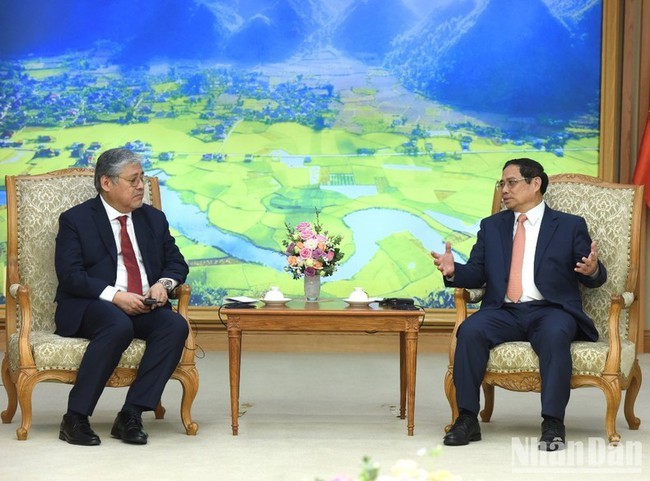 Prime Minister Pham Minh Chinh (R) and Secretary of Foreign Affairs of the Philippines Enrique A. Manalo. (Photo: NDO/Tran Hai)