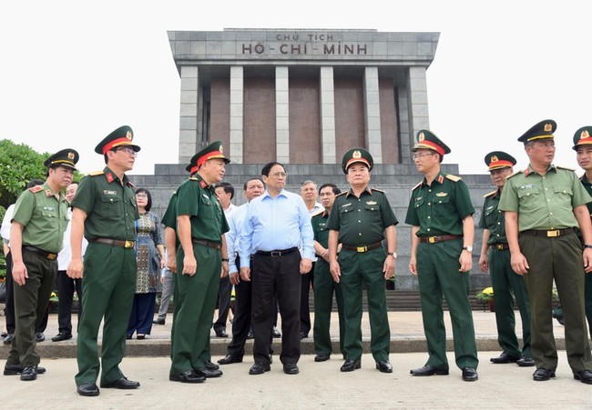 Prime Minister Pham Minh Chinh inspects the regular maintenance of President Ho Chi Minh’s Mausoleum on August 15. (Photo: NDO/Tran Hai)