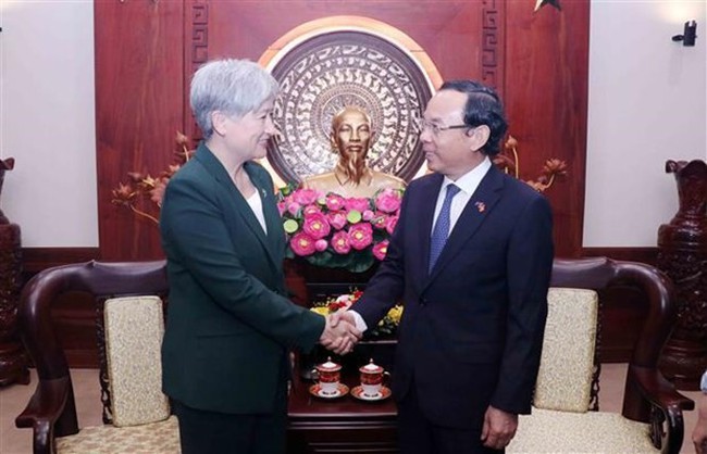 Secretary of the Party Committee of Ho Chi Minh City Nguyen Van Nen (R) shakes hands with Australian Minister for Foreign Affairs Penny Wong (Photo: VNA)