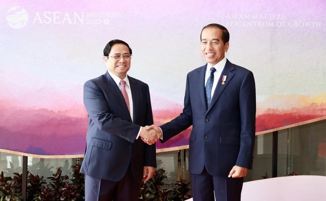 Prime Minister Pham Minh Chinh (L) and President Joko Widodo at a meeting on the sidelines of the 42nd ASEAN Summit and related meetings in Indonesia last May. (Photo: VNA)