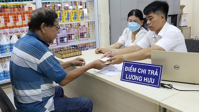 Payment of pensions and social insurance benefits conducted in Tay Ninh province on the morning of August 14. (Photo: Tam Trung)
