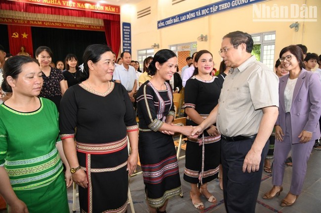 Prime Minister Pham Minh Chinh visits teachers and students of Tu Mo Rong Boarding School for Ethnic Minority Students (Photo: VNA)