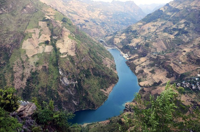 The lakebed at the Nho Que River Hydropower Plant on Dong Van Karst Plateau.