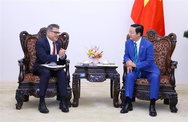 Deputy Prime Minister Tran Hong Ha (R) shakes hands with Chairman and General Director of AstraZeneca Vietnam Nitin Kapoor. (Photo: VNA)