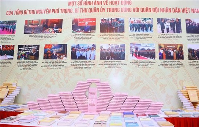 The recently released book, with title “Some issues about the military policy, defence strategy during the cause of building and defending the socialist Vietnam Fatherland in the new period”, comprises 39 articles, speeches, and interviews of General Secretary Trong, who is also Secretary of the Central Military Commission. (Photo: VNA)