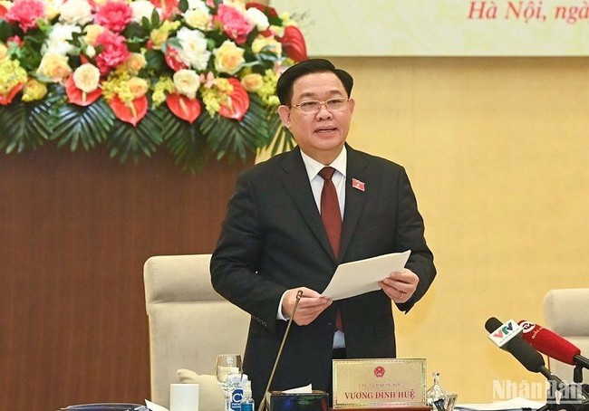 NA Chairman Vuong Dinh Hue speaks at the meeting. (Photo: NDO)