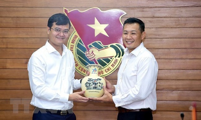 First Secretary of the Ho Chi Minh Communist Youth Union (HCMCYU)’s Central Committee and Chairman of the National Committee on Youth Bui Quang Huy (L) presents a souvernir to Chief Executive Officer of the National Youth Council of Singapore David Chua (Source: HCMCYU)