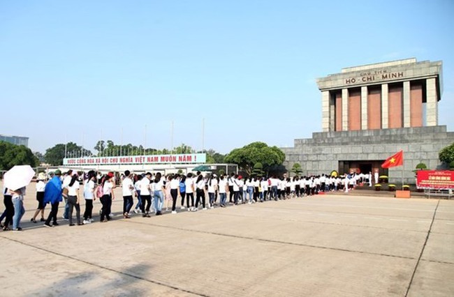 People visit the mausoleum to pay tribute to President Ho Chi Minh in Hanoi. (Photo: VNA)