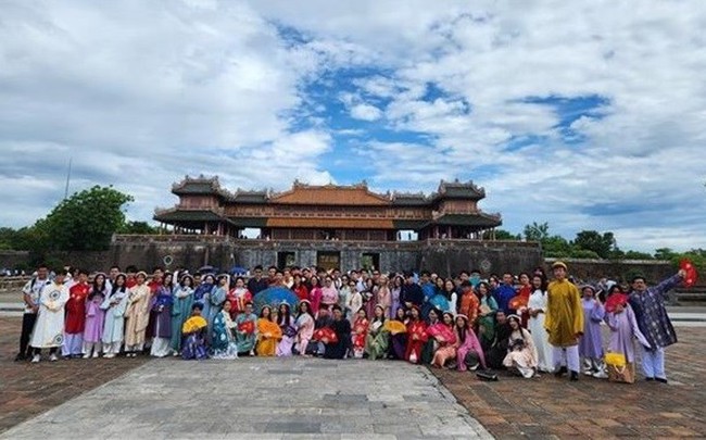 Young overseas Vietnamese pose for a group photo when visiting Hue city in late July during the Vietnam Summer Camp 2023. (Photo: VNA)