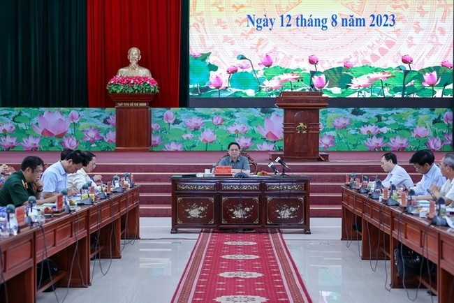 Prime Minister Pham Minh Chinh works with leaders of several ministries, sectors and Mekong Delta localities on the erosion of river banks and coastlines as well as efforts to overcome the erosion and flooding in the region (Photo: VGP)
