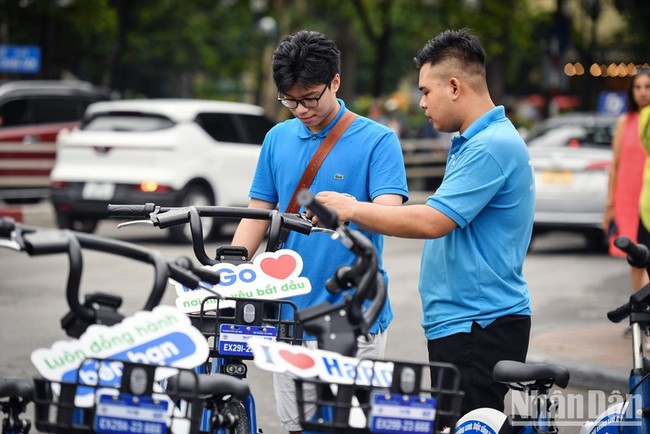 People experience public bicycle-sharing service at the event (Photo:NDO)