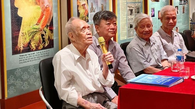 Journalist Thai Duy (first from left) speaking at the event.