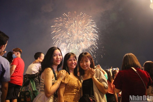 Fireworks set off in Ho Chi Minh City to celebrate Lunar New Year 2023 (Photo: NDO)