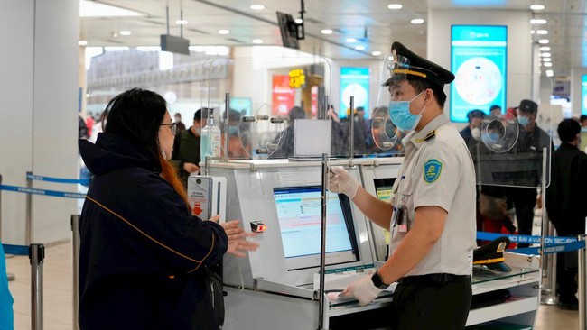 Security procedures at Noi Bai International Airport. (Photo: Ha Noi Moi)