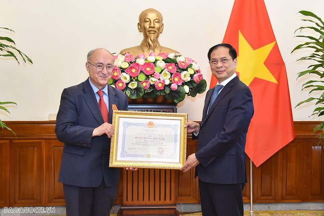 Minister of Foreign Affairs Bui Thanh Son (R) presents Friendship Order to President of WUS Germany Kambiz Ghawam (Photo: Tuan Anh)