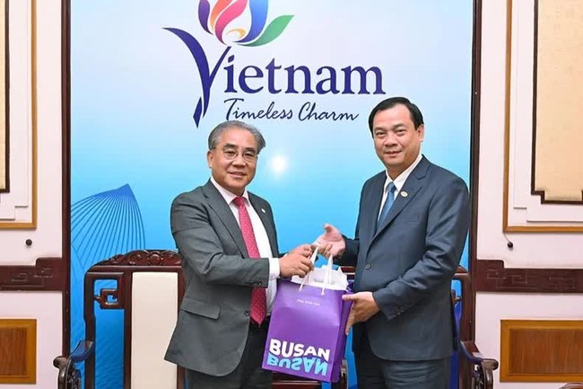 Director of Busan Tourism Promotion Division Lee Jong Sil presents a souvenir to the VNAT’s Director Nguyen Trung Khanh. (Photo: VNAT)