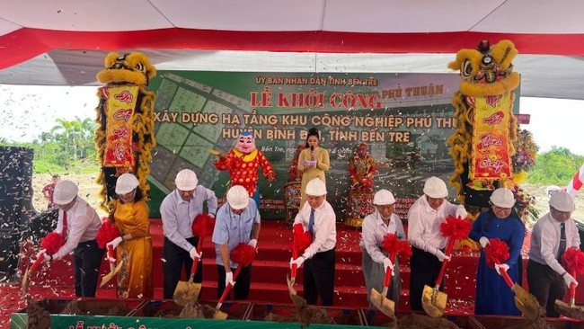 At the groundbreaking ceremony for the infrastructure of Phu Thuan Industrial Park (Photo: NDO)