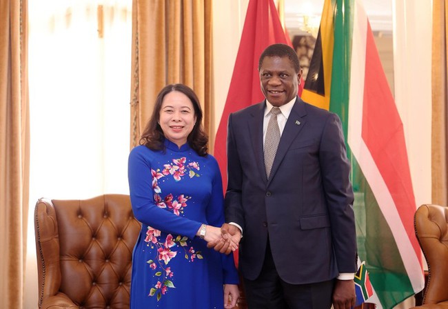 Vice President Vo Thi Anh Xuan and South African Deputy President Paul Mashatile. (Photo: VNA)