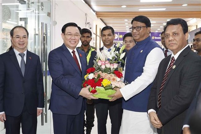 Chairman of the Vietnamese National Assembly (NA) Vuong Dinh Hue (second, left) arrives at Hazrat Shahjalal International Airport in Dhaka capital on September 21. (Photo: VNA)