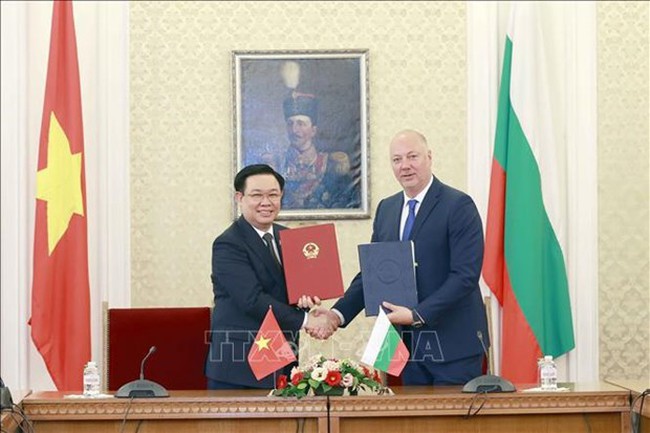 National Assembly (NA) Chairman Vuong Dinh Hue (left) and his Bulgarian counterpart Rosen Zhelyazkov sign a memorandum of understanding (MoU) on cooperation between the two legislatures following their talks in Sofia on September 25. (Photo: VNA)