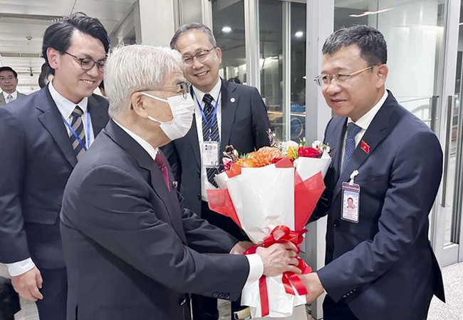 Chairman of the NA’s Committee for Foreign Affairs Vu Hai Ha (right) welcomes President of the House of Councillors of Japan Otsuji Hidehisa at the Noi Bai International Airport on September 4. (Photo: quochoi.vn)