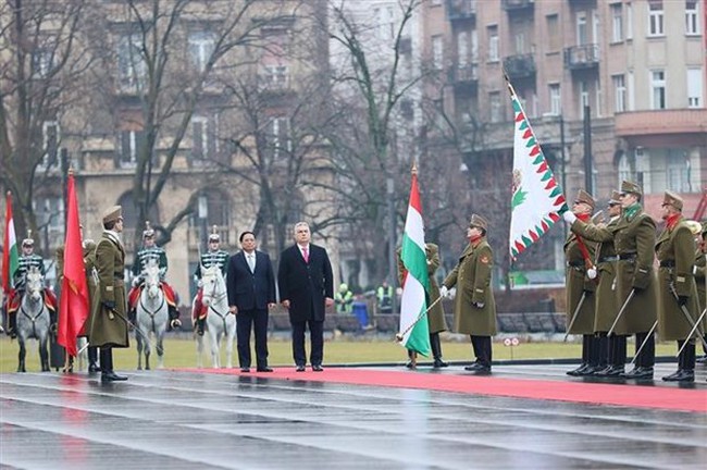 Hungarian PM Viktor Orbán (R) and Vietnamese PM Pham Minh Chinh at the official welcome ceremony for the latter in Budapest on January 18 afternoon (Photo: VNA)
