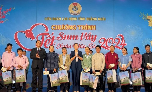 NA Vice Chairman Tran Quang Phuong (third, left) and Secretary of the Quang Ngai Party Committee Bui Thi Quynh Van (sixth from left) present Tet gifts to local workers on January 23. (Photo: VNA)