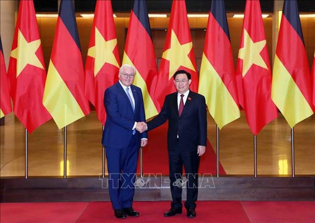 Chairman of the National Assembly Vuong Dinh Hue (R) and German President Frank-Walter Steinmeier at their meetingin Hanoi on January 23. (Photo: VNA)