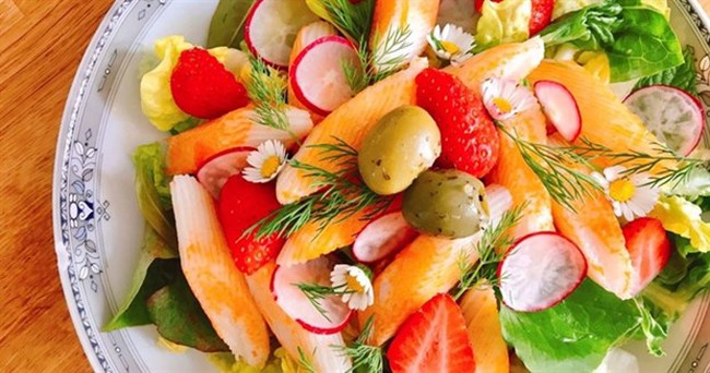 Strawberry can be used to make tasty salad mixes with other fruits and vegetables. (Photo: cookpad.vn)