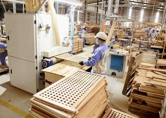 Producing wooden furniture for export to EU market at WOODSLAND Tuyen Quang JSC.(Photo: VNA)