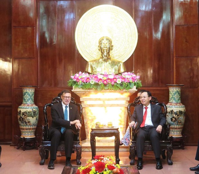 Secretary of the Can Tho Party Committee Nguyen Van Hieu  (R) and Australian Ambassador to Vietnam Andrew Goledzinowski (Photo: VNA)