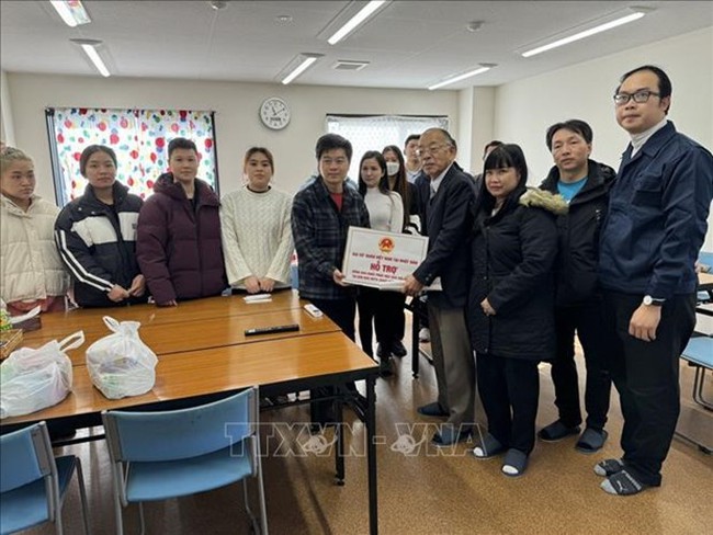 The relief aid is handed over to Vietnamese workers in Ishikawa prefecture. (Photo: VNA)