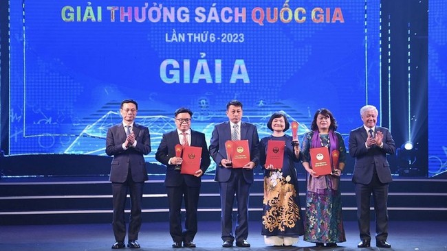 First prize winners of the National Book Award 2023 honoured at the ceremony. (Photo: VNA)