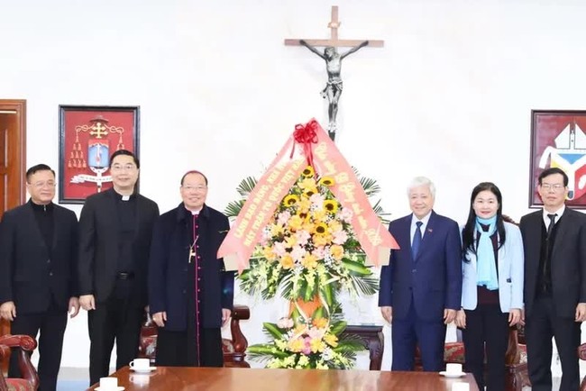 President of the Vietnam Fatherland Front (VFF) Central Committee Do Van Chien (third right) visits the Hanoi Archdiocese on the occasion of the upcoming Christmas and New Year. (Photo: VNA)