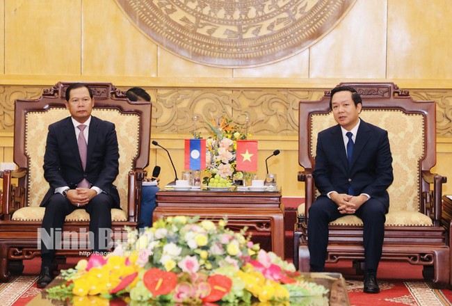Chairman of Ninh Binh Provincial People’s Committee Pham Quang Ngoc (R) receives Lao Deputy Foreign Minister Phoxay Khaykhamphithoune (Photo: baoninhbinh.org.vn)