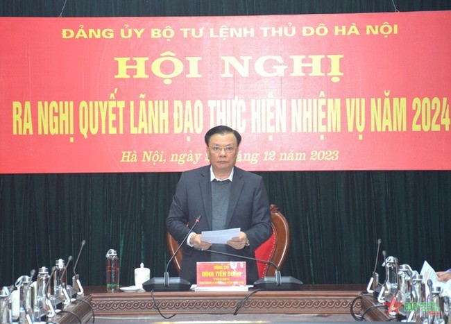 Hanoi Party Secretary Dinh Tien Dung speaks at the conference.