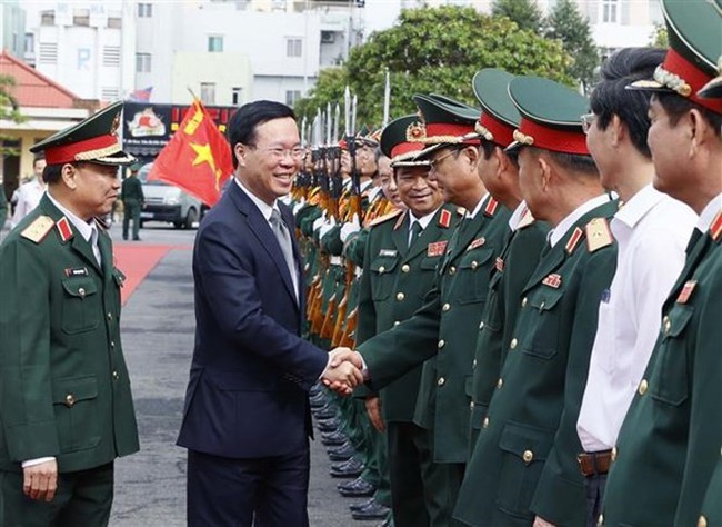 President Vo Van Thuong meets leaders of the Military Region 5 Command (Photo: VNA)