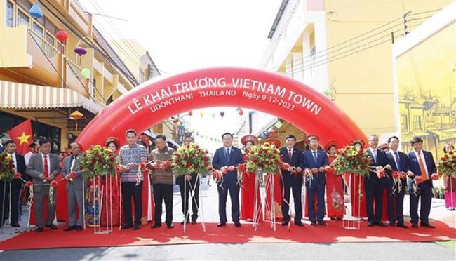 National Assembly Chairman Vuong Dinh Hue and other delegates cut the ribbon to launch the Vietnam Town in Udon Thani province, northeastern Thailand, on December 9. (Photo: VNA)