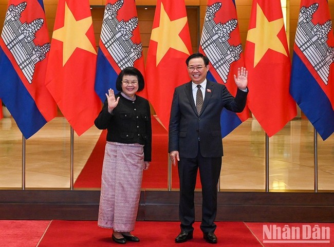 NA Chairman Vuong Dinh Hue (R) and President of the Cambodian NA Samdech Khuon Sudary (Photo: NDO)
