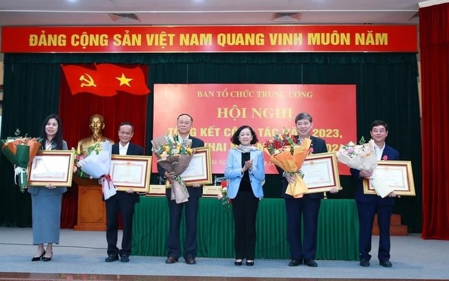 Politburo member Truong Thi Mai presents the Labour Order and certificates of merit to outstanding individuals of the Central Organisation Commission. (Photo: VNA)
