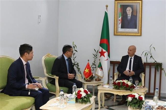 Vietnamese Ambassador to Algeria Tran Quoc Khanh holds a meeting with Secretary General of Algeria’s National Liberation Front (FLN) Party Abdelkrim Benmbarek (Photo: VNA)