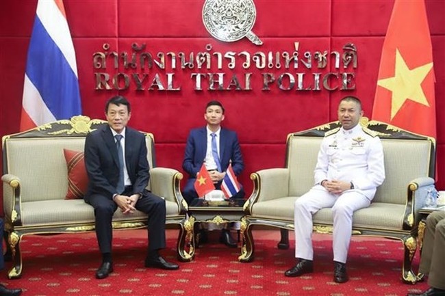 Deputy Minister of Public Security Sen. Lieut. Gen. Luong Tam Quang (L) meets with Deputy Commissioner-General of the Royal Thai Police, Police-General Surachate Hakparn (R) in Bangkok on December 8 (Photo: VNA)
